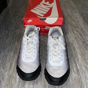 Nike Air Max Invigor Mens sneaker size 10 Black gray and white